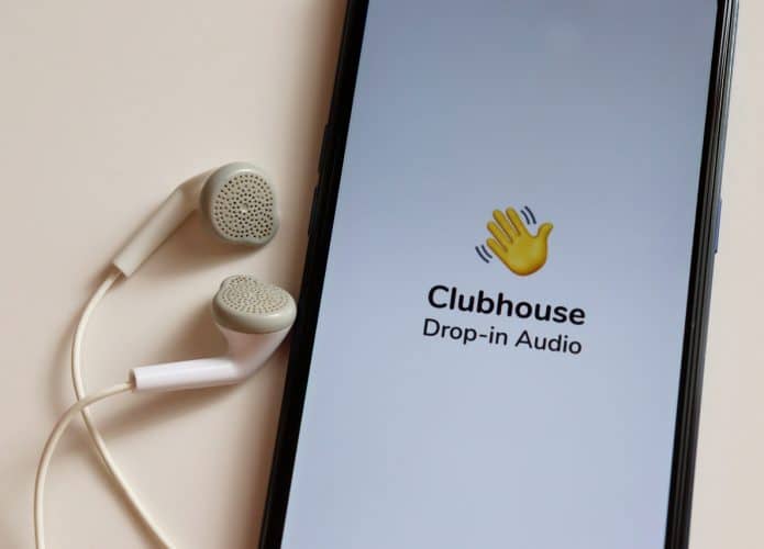App Clubhouse aberto em smartphone
