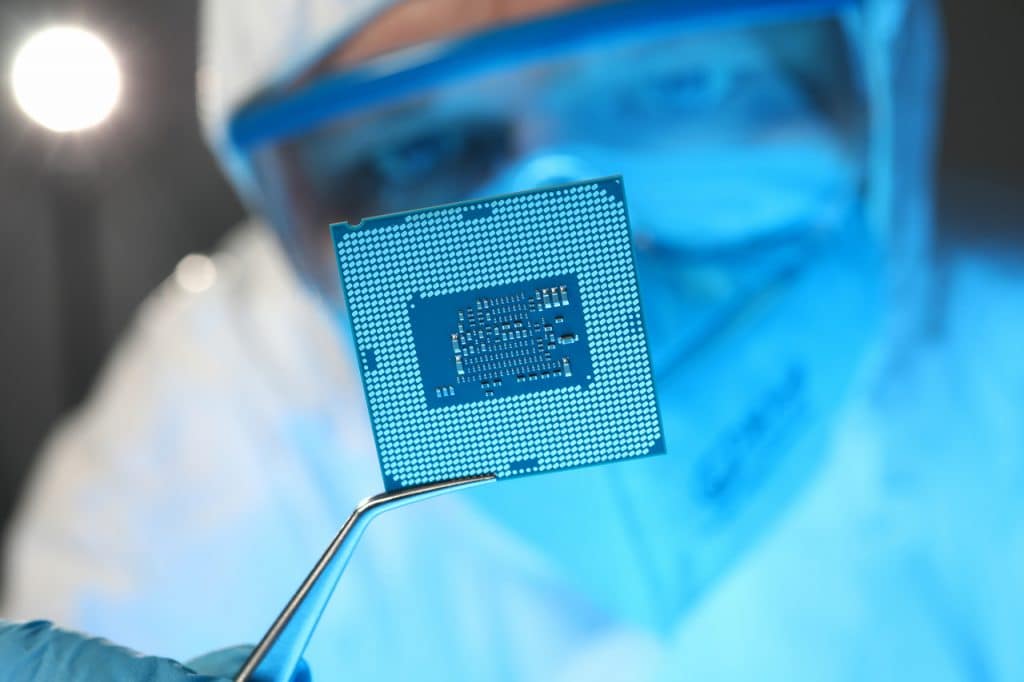 Profissional manipulando um chip, diante da crise dos chips