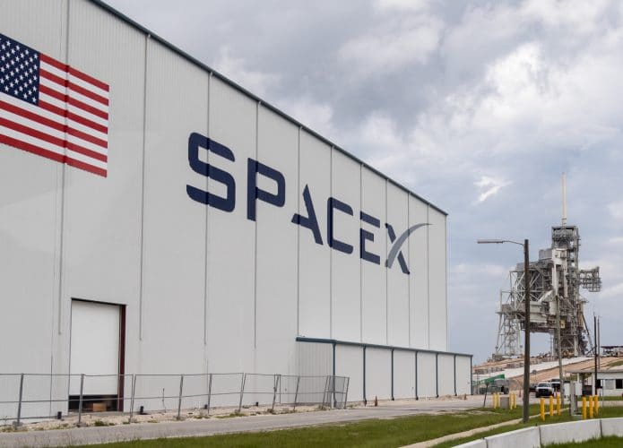 Imagem mostra a fachada frontal da SpaceX