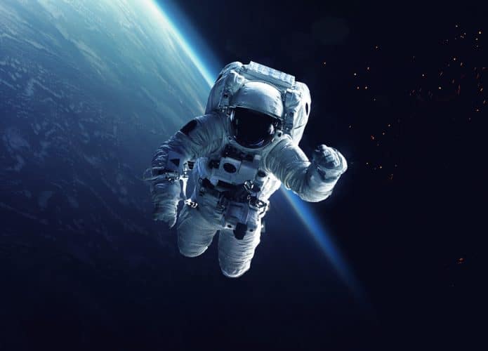 Astronauta na caminhada espacial