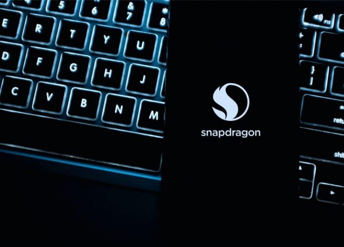 Imagem mostra um smartphones com a logomarca do processador Snapdragon, da Qualcomm, na tela