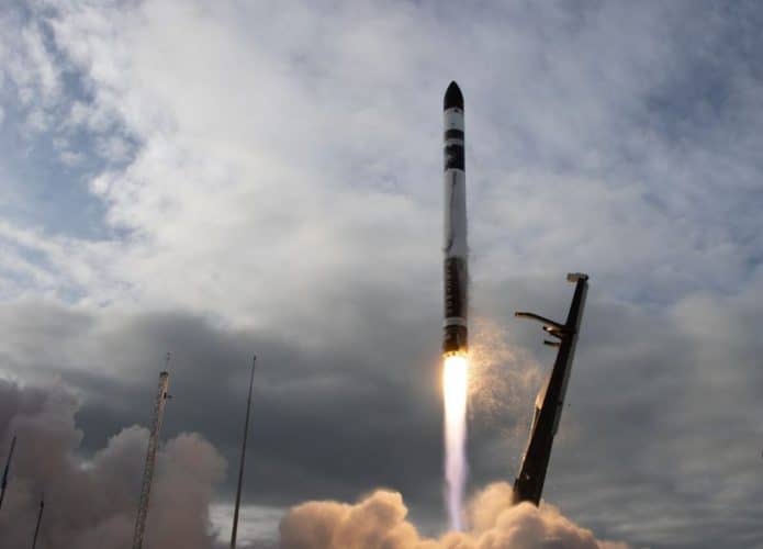 Imagem mostra o foguete Electron, da Rocket Lab, em pleno lançamento