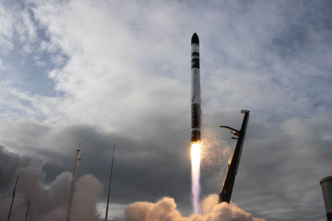 Imagem mostra o foguete Electron, da Rocket Lab, em pleno lançamento