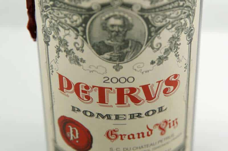 Imagem mostra o rótulo de uma Pétrus 2000, uma garrafa de vinho que foi ao espaço e, ao retornar, entrou em leilão por mais de R$ 5 milhões