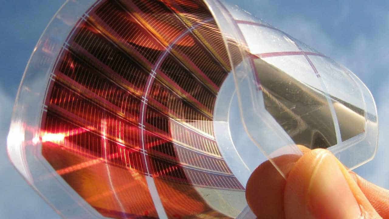 Imagem mostra um filme que compõe a célula solar de perovskita, usada na captação de energia solar