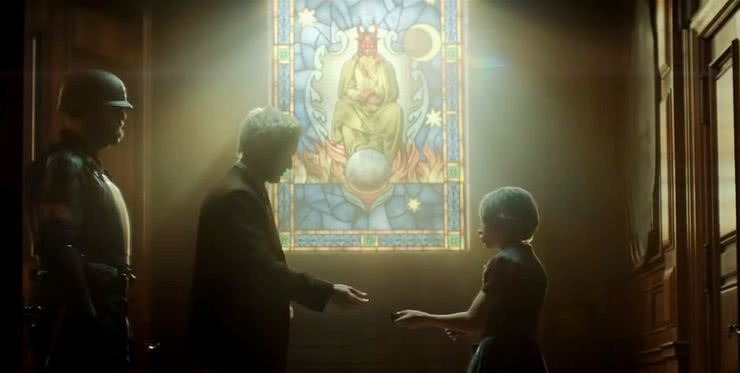 Cena de 'Loki' com um vitral mostrando uma figura demoníaca, mas que não é Mephisto. Imagem: Marvel Studios/Reprodução
