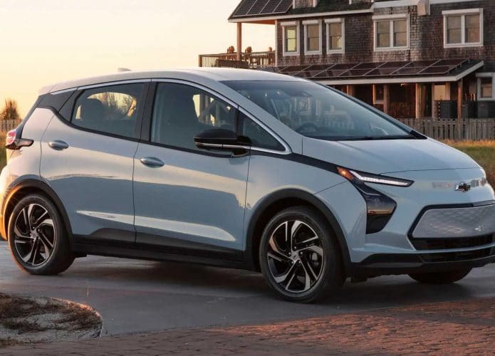 chevrolet chevy bolt estacionado