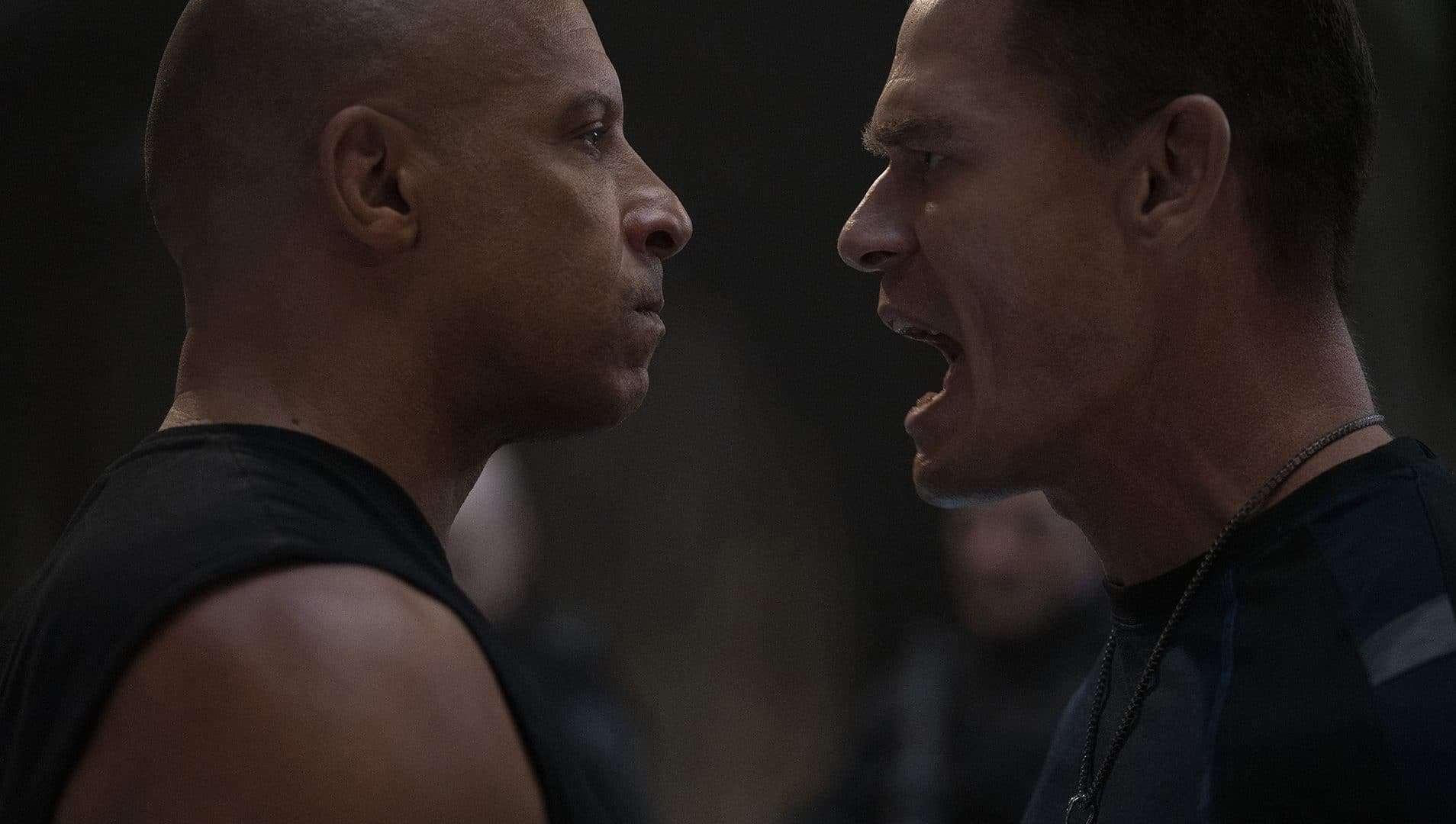 Foto exibe Dom (Vin Diesel) e Jakob (John Cena) se encarando.