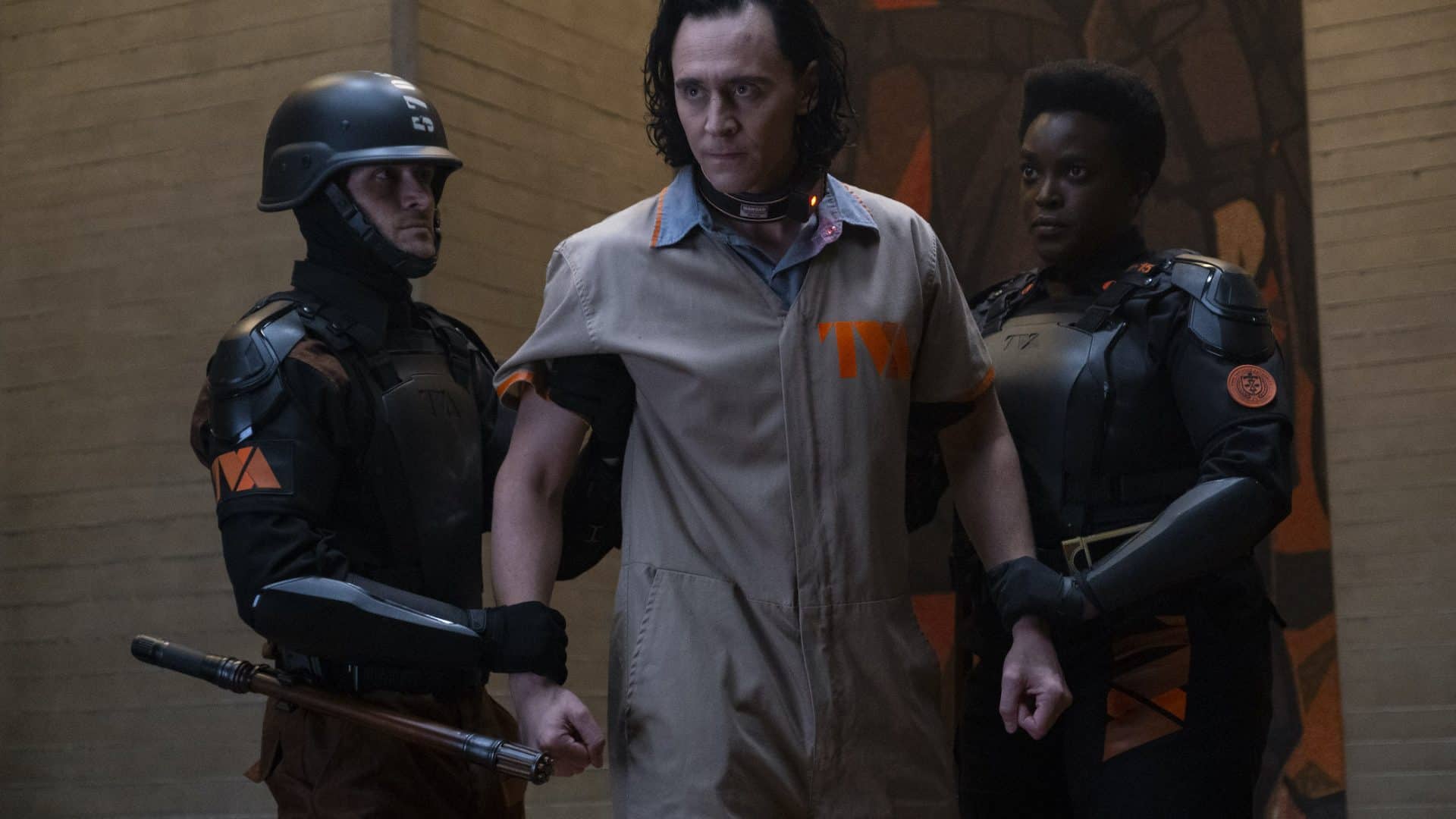 Loki (Tom Hiddleston) detido por agentes da TVA