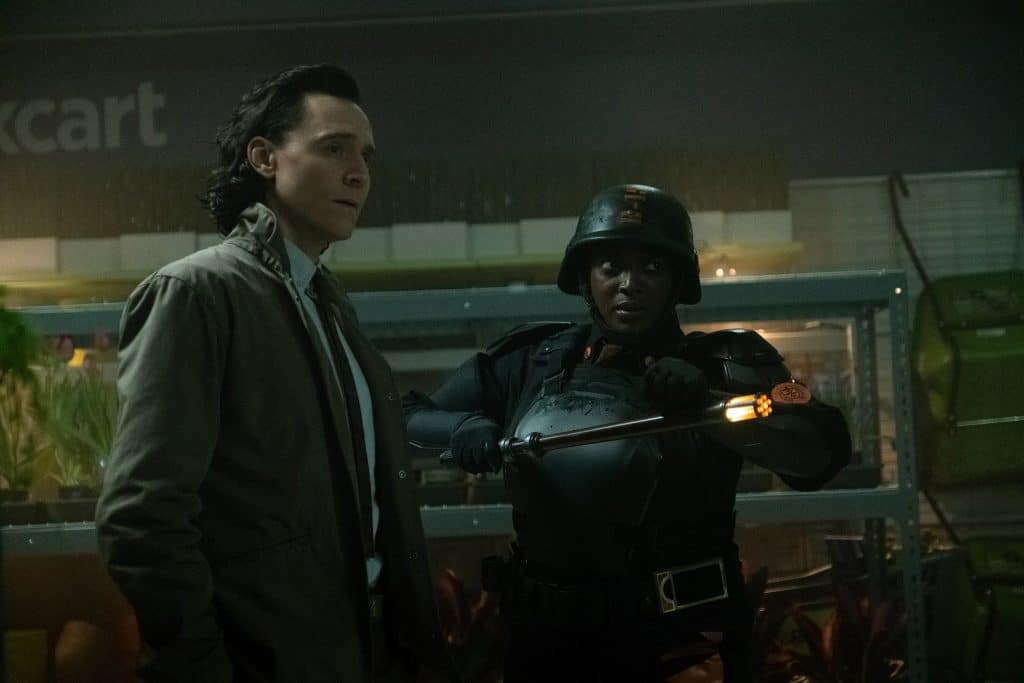 Loki (Tom Hiddleston) e Hunter B-15 (Wunmi Mosaku) e m'Loki'. Imagem: Chuck Zlotnick/Marvel Studios