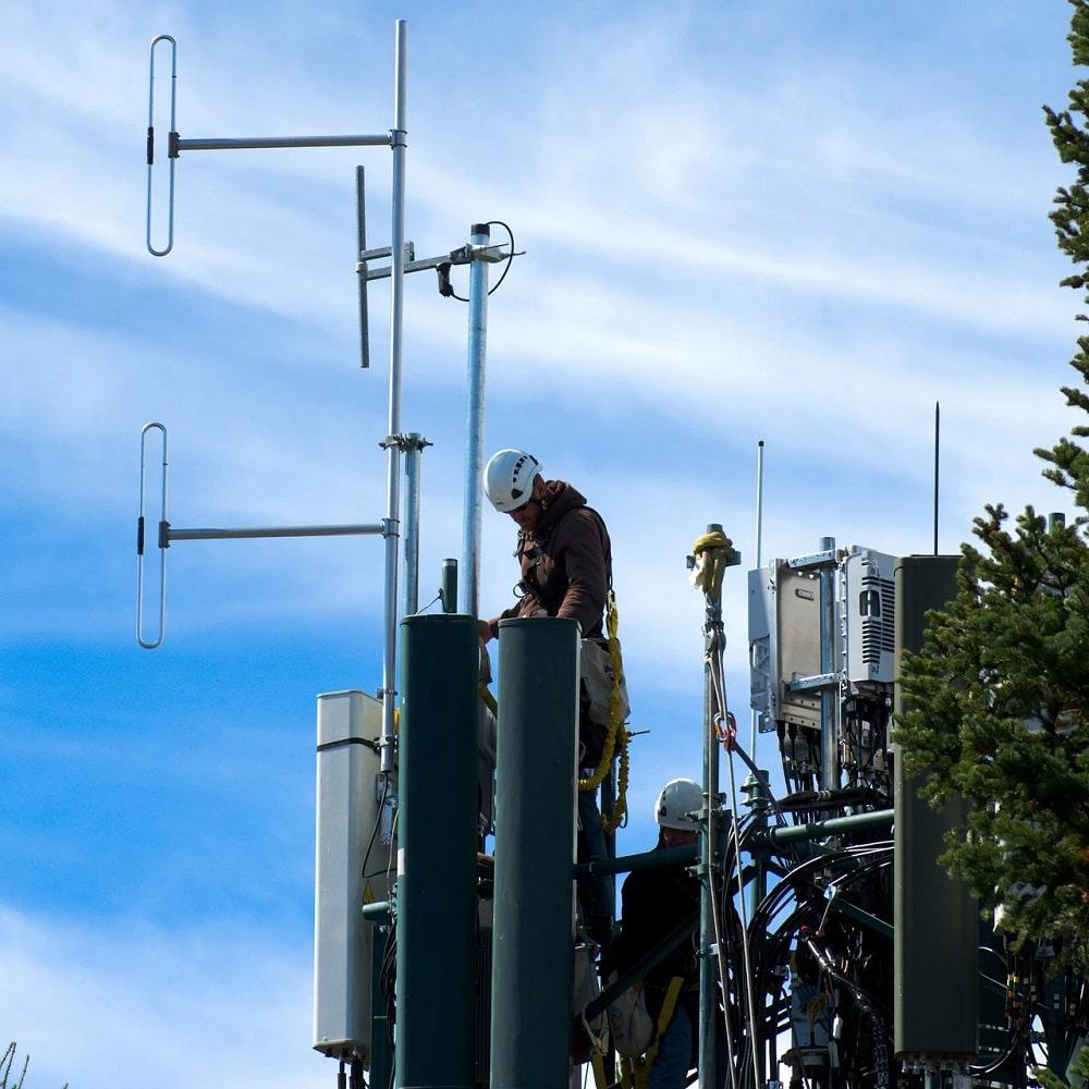 Trabalhador consertando uma antena de celular