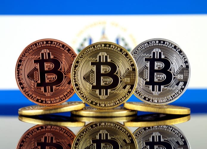 Bandeira de El Salvador junto com bitcoins