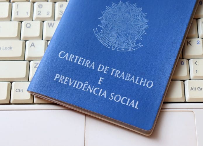 Carteira de Trabalho em cima de um teclado de computador