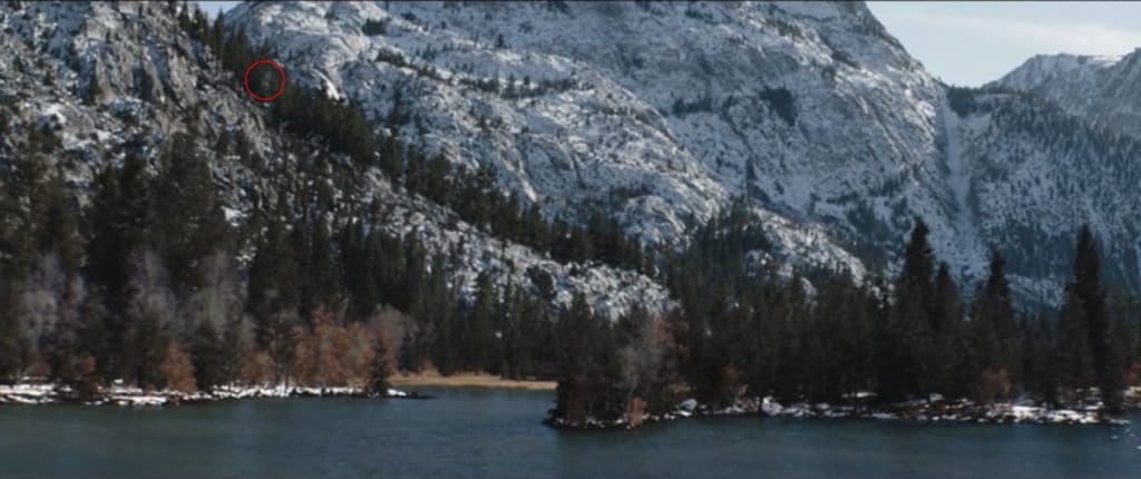 Foto exibe paisagem montanhosa em cena pós-crédito de WandaVision. É possível notar uma espécie de silhueta translúcida sobrevoando a área.