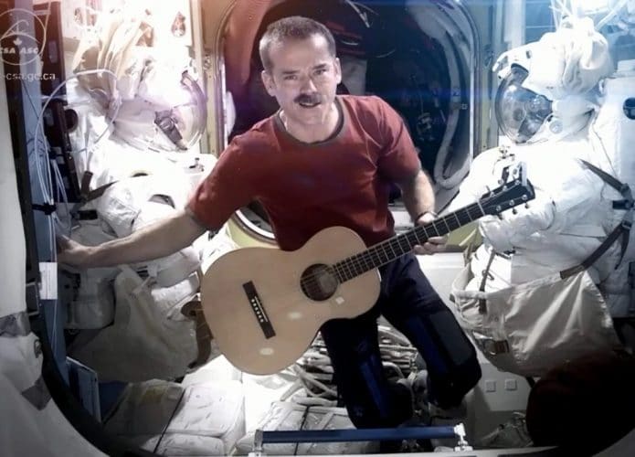 Chris Hadfield tocando violão na ISS