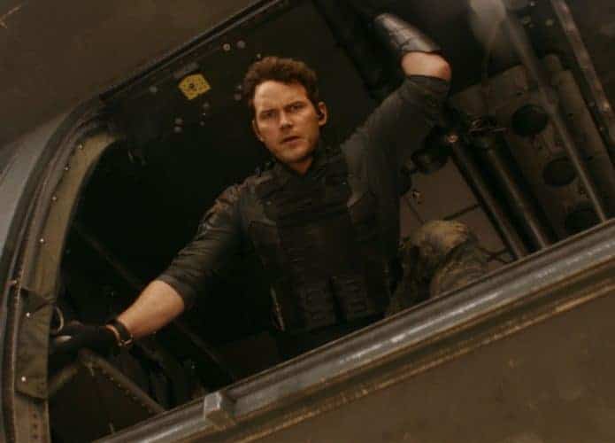 O ator Chris Pratt aparece em helicóptero em cena de A Guerra do Amanhã
