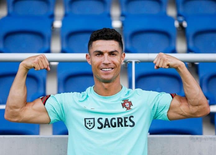 Cristiano Ronaldo usando uma camisa da seleção de Portugal