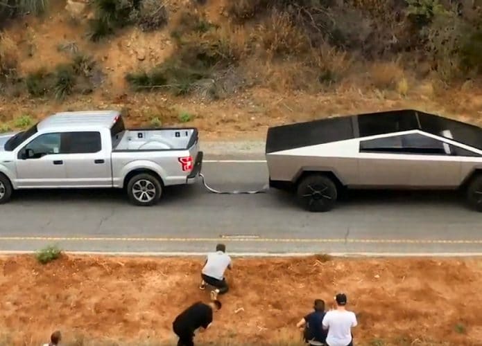 Versão completa da Ford F-150 Lightning pode sair mais cara do que um Tesla Cybertruck. Imagem: Twitter @elonmusk/Reprodução