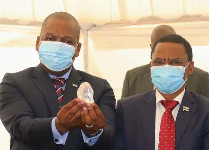 Presidente Mokgweetsi Masisi segurando o diamante