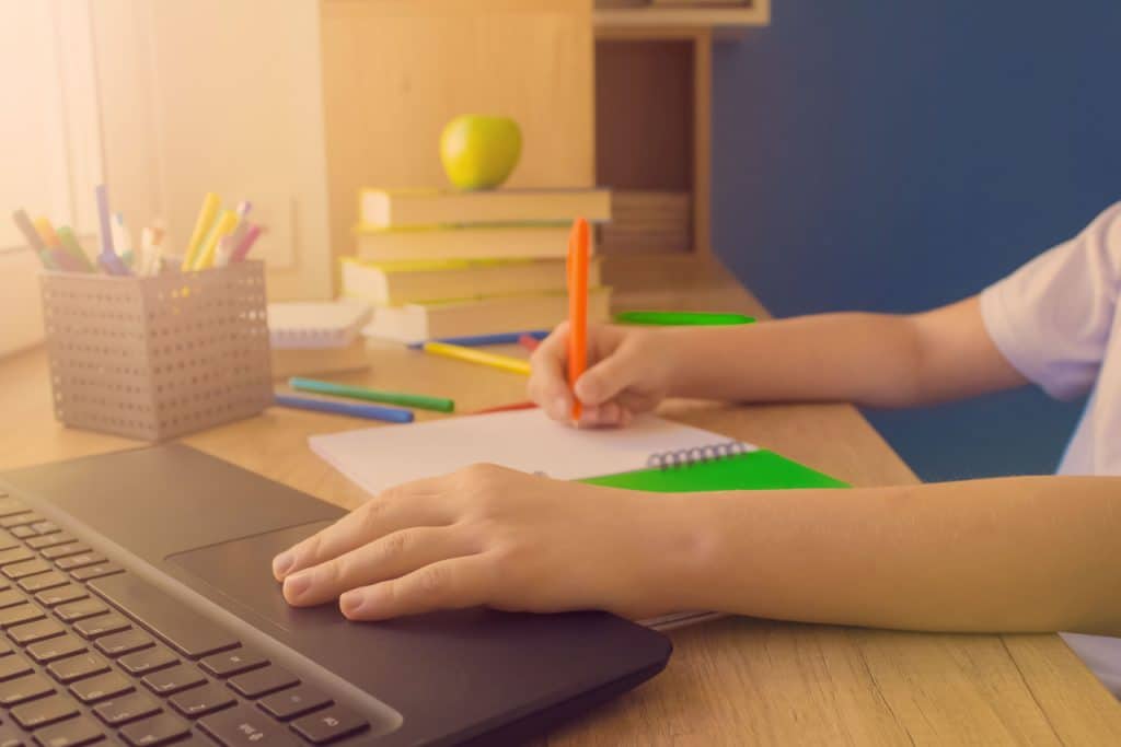 Criança estudando em uma plataforma digital de uma edtech através de um notebook