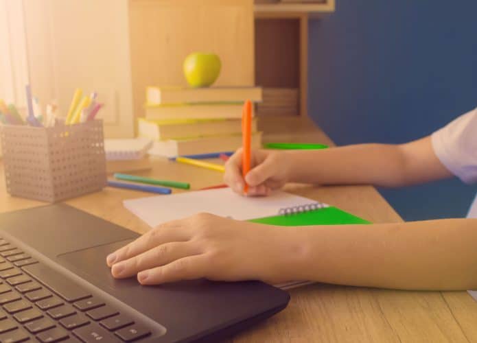 Representação de criança estudando por meio de um notebook