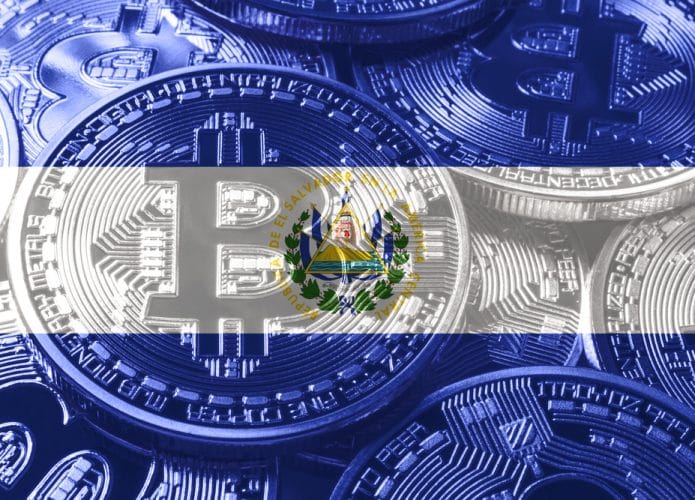 Bandeira de El Salvador junto ao bitcoin