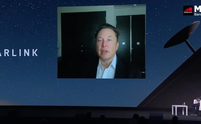 Elon Musk falando durante o MWC