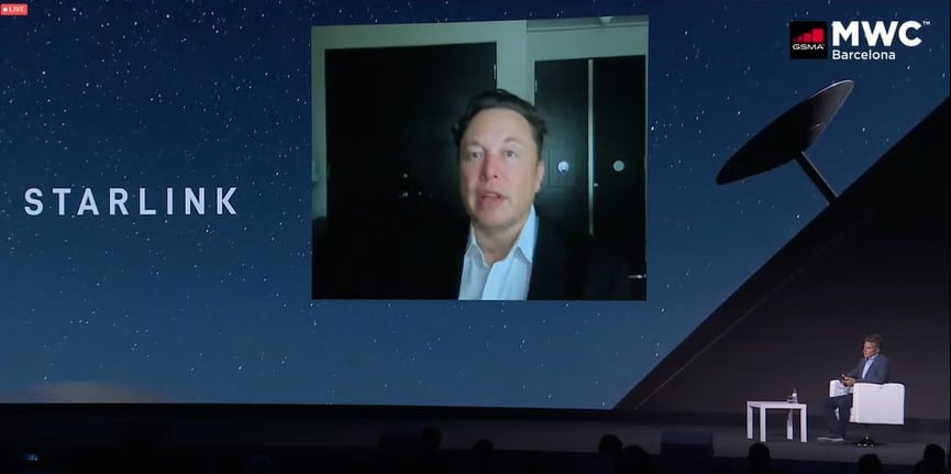 Elon Musk falando durante o MWC