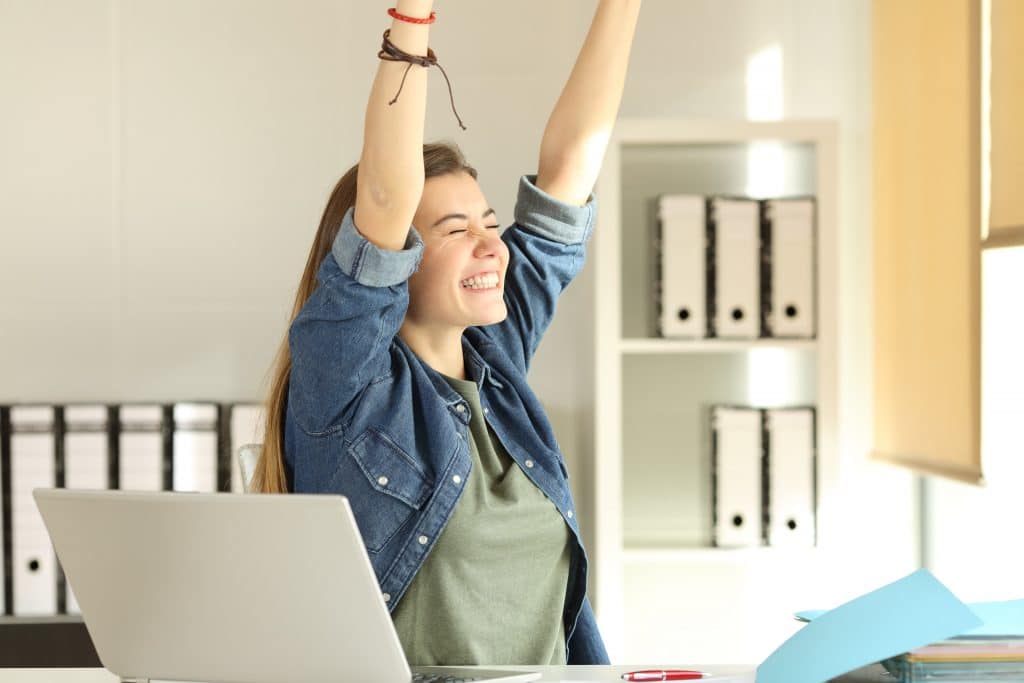 Lei sancionada: empresas estão proibidas de exigir experiência de estagiários para contratação. Imagem: Shutterstock