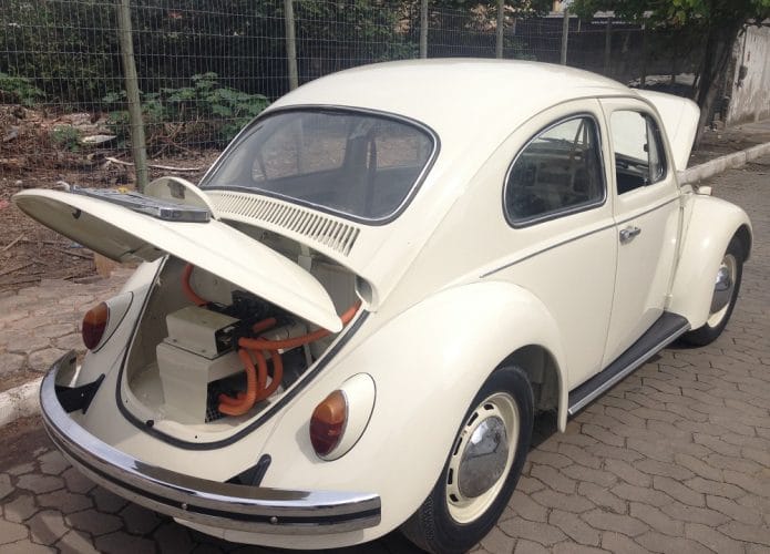 Engenheira transforma fusca em modelo elétrico. Imagem: Aline Gonçalves/Arquivo Pessoal