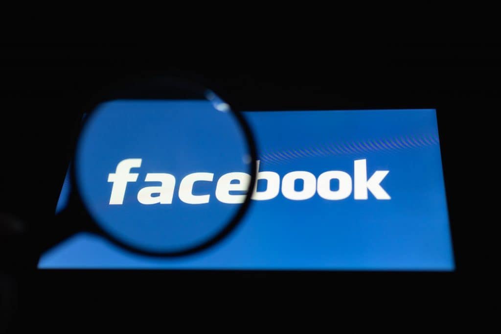 Logo do Facebook sob a ótica de uma lupa Logo do Facebook sob a ótica de uma lupa
