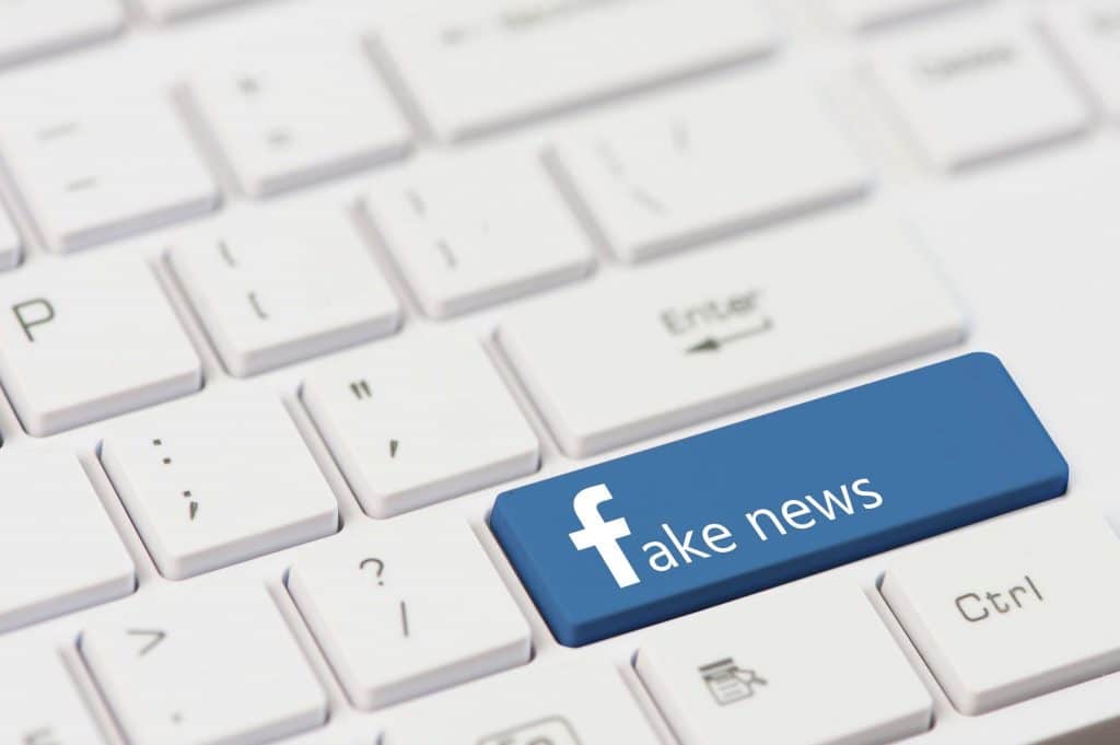 Ilustração de fake news no Facebook
