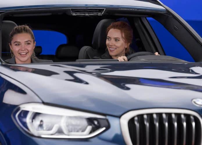 As atrizes Florence Pugh e Scarlett Johansson aparecem em imagem de bastidores do filme Viúva Negra dentro de veículo BMW X3