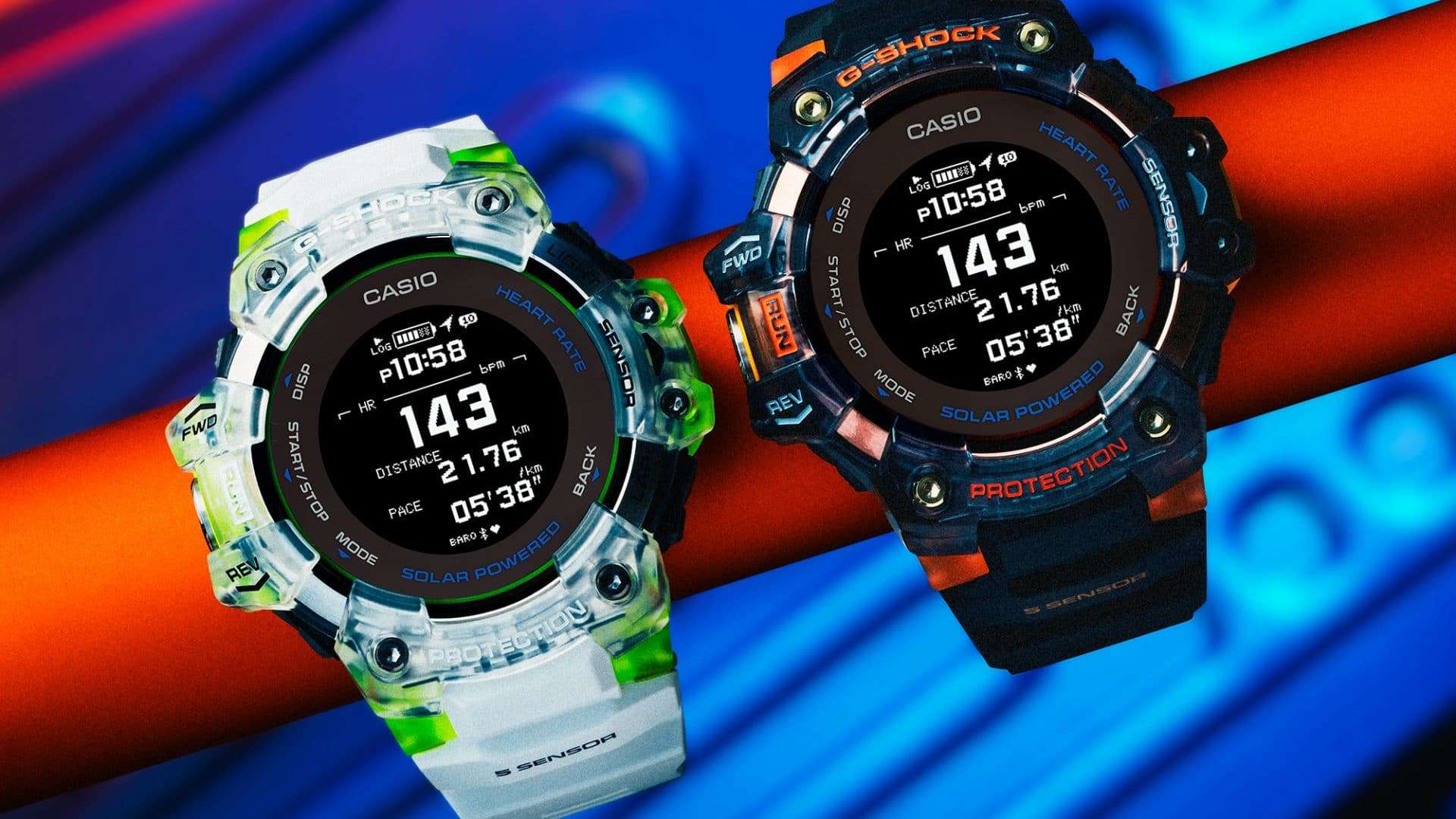 Imagem promocional mostra dois relógios GBD-H1000, da Casio. em um fundo azul neon. Um relógio tem a cor branca com detalhes verdes, enquanto o outro é preto com detalhes laranjas