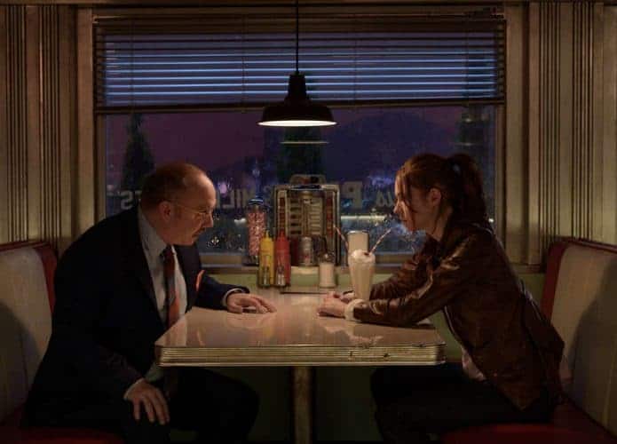 Paul Giamatti (Nathan) e Karen Gillan (Sam) em cena de Gunpowder Milkshake.