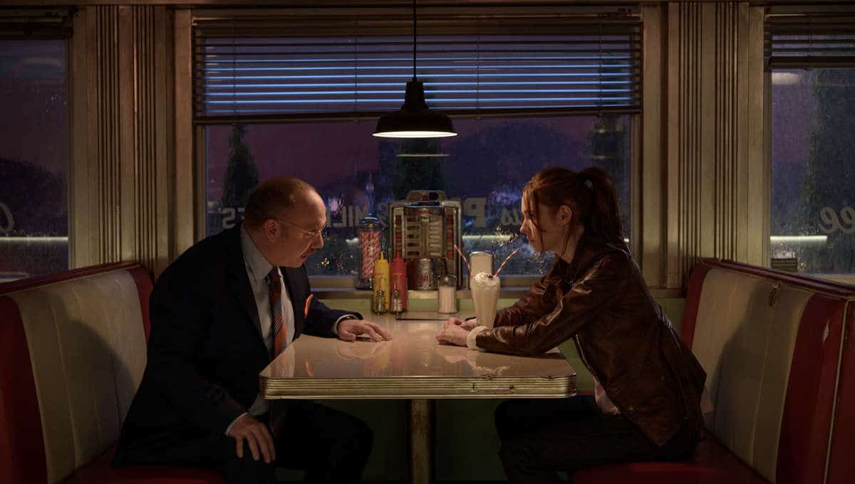 Paul Giamatti (Nathan) e Karen Gillan (Sam) em cena de Gunpowder Milkshake.