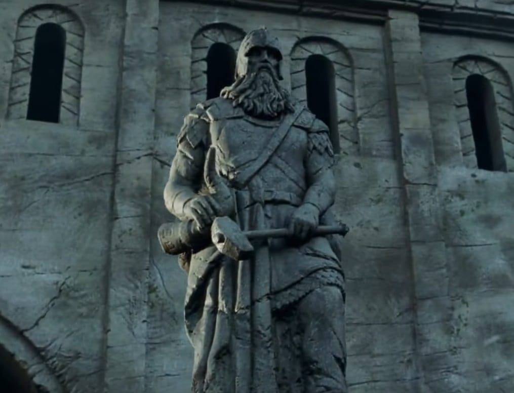 Estátua de Helm Mão-de-Martelo no Forte da Trombeta em 'As Duas Torres'. Imagem: Warner Bros./Reprodução