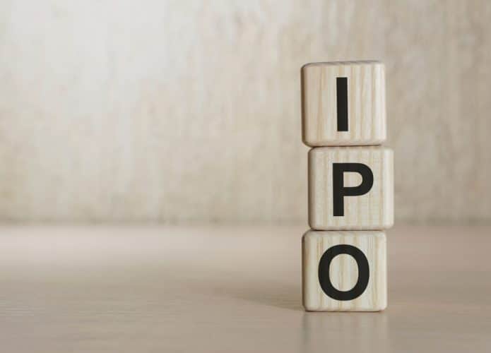 Imagem mostra três cubos, um em cima do outro, feitos de madeira, cada um com uma letra impressa, formando a sigla IPO, de oferta pública inicial