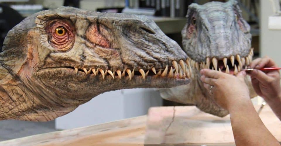 'Jurassic World 3': foto de bastidores mostra dinossauro ultrarrealista. Imagem: Jurassic World/Twitter/Reprodução