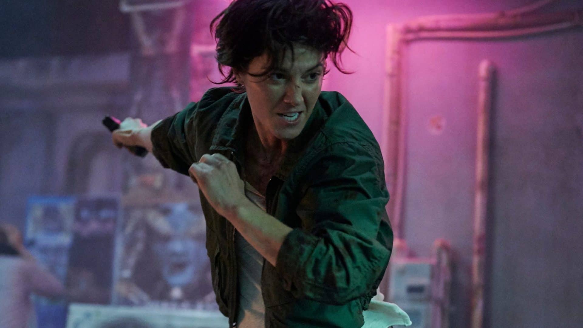 Mary Elizabeth Winstead em fuga em cena de Kate
