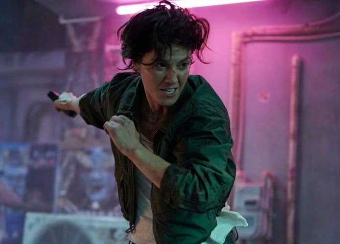 Mary Elizabeth Winstead em fuga em cena de Kate