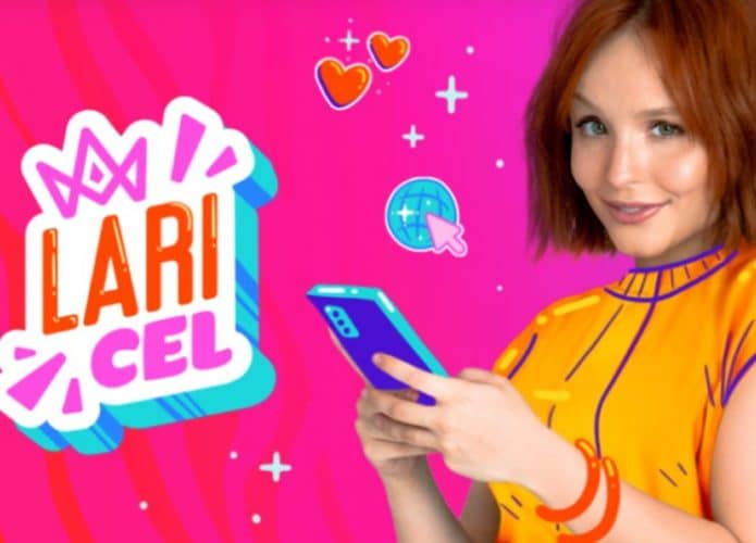 Na foto, a atriz Larissa Manoela segura um celular desenhado, ao lado dos dizeres LariCel, para anunciar a operadora de telefonia móvel que leva o selo da artista