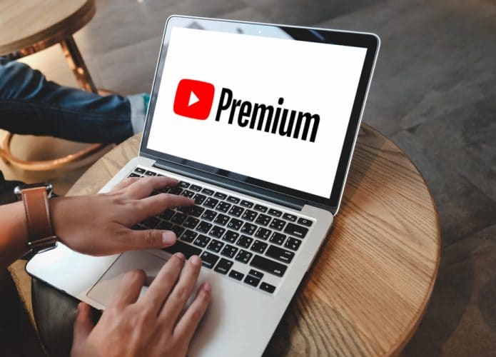 Logo do YouTube Premium em notebook