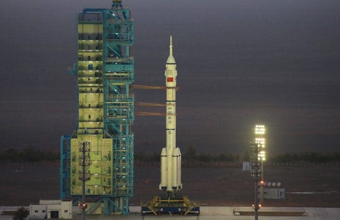 Foguete chinês Longa Marcha 2F usado na missão Shenzou 10 na plataforma de lançamento
