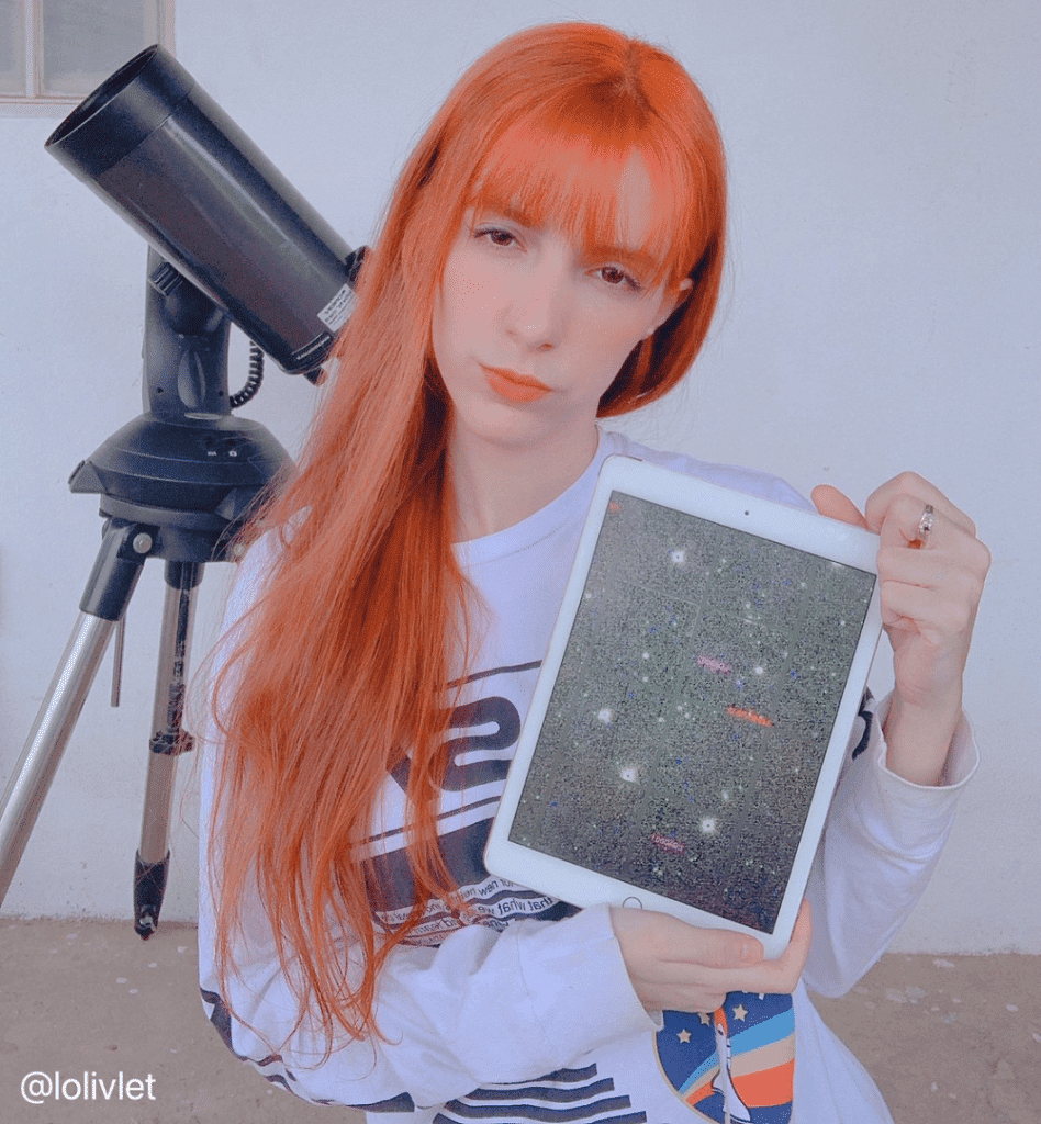 Lorrane com a foto dos asteroides que descobriu
