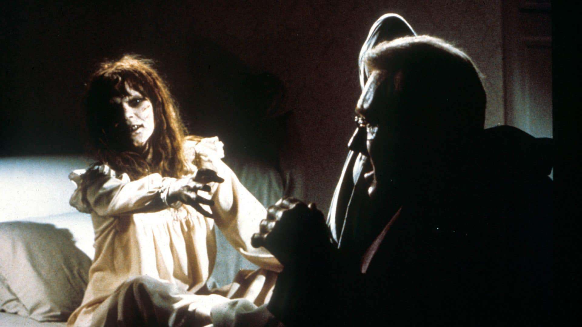 Imagem mostra a personagem Regan (Linda Blair) confrontando o padre Merrin (Max Von Sydow)