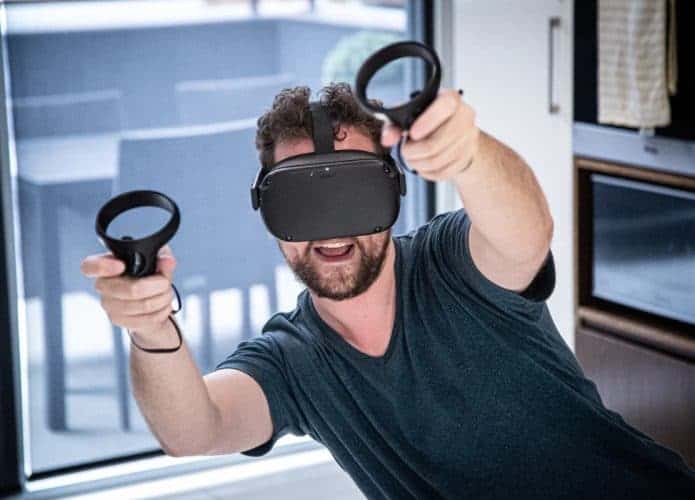 A nova atualização do Oculus Quest adiciona multitarefa e streaming sem fio para o fone de ouvido original. Imagem: QuestLoz Blain/New Atlas