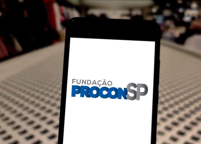 Logo da Fundação Procon-SP na tela de um celular