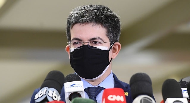 Randolfe Rodrigues convoca Google e Facebook sobre fala de Bolsonaro