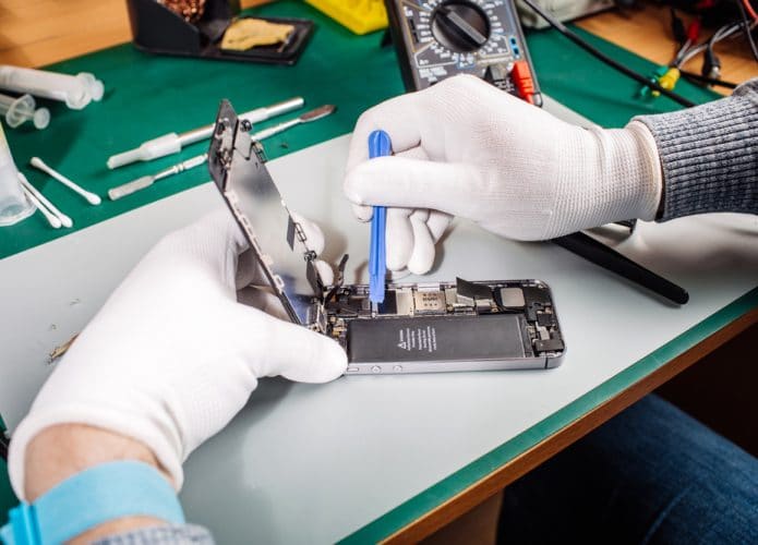Celular sendo reparado